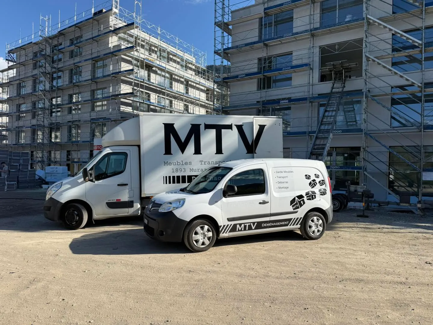Deux véhicules MTV sur un chantier de construction en Valais — livraison et logistique sur site